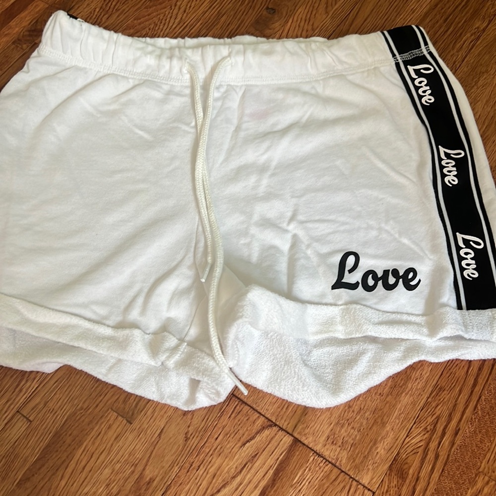 A pair of no boundaries size small 3 to 5 super cute on new never wore